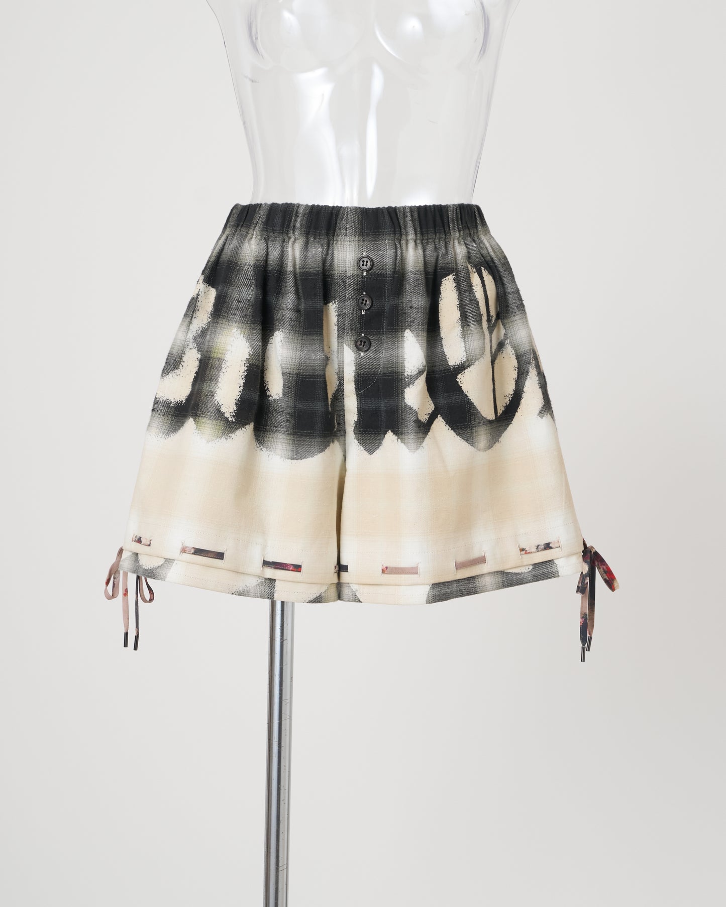 BLEACHED CHECK SHORT PANTS - BLACK