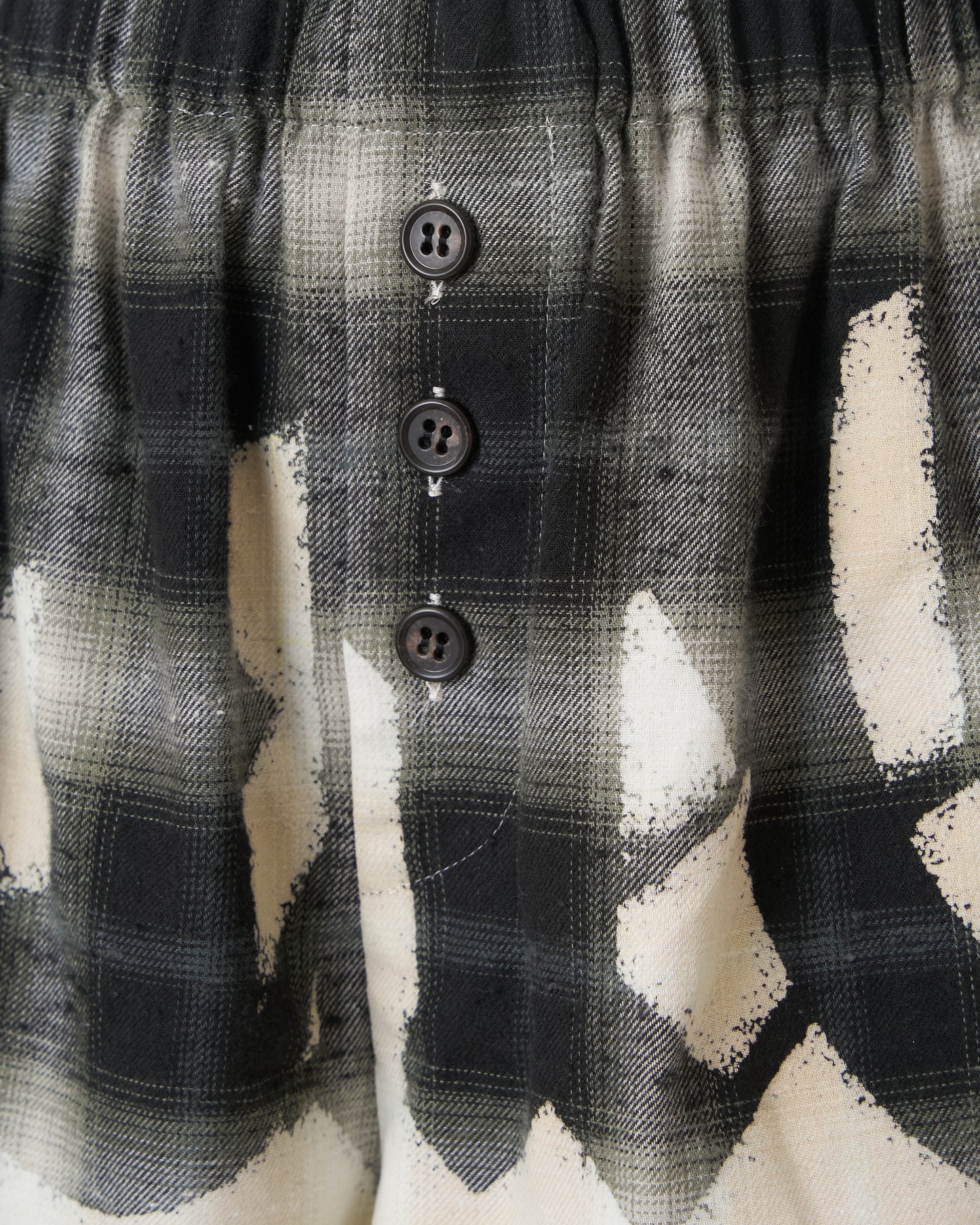 BLEACHED CHECK SHORT PANTS - BLACK